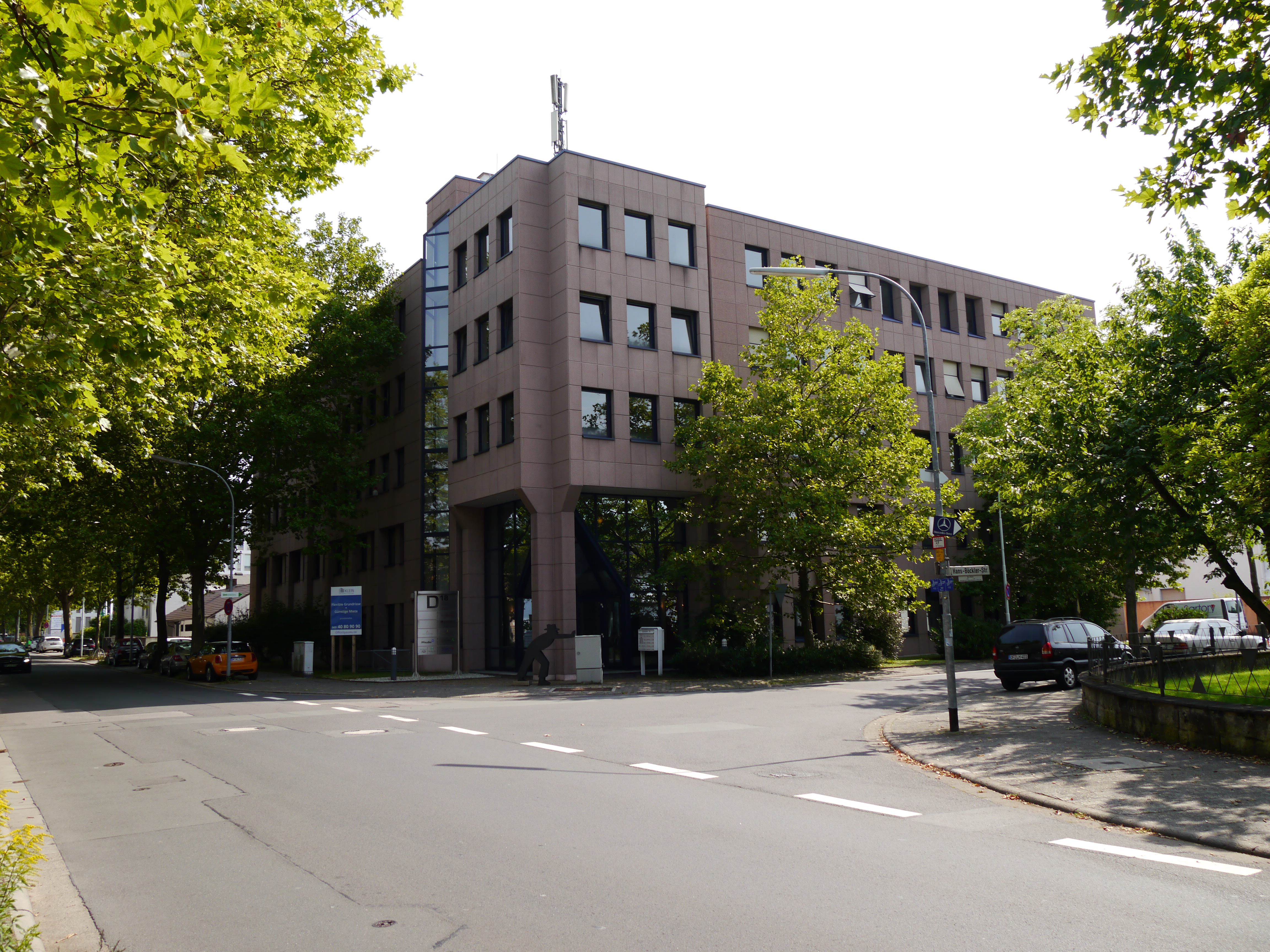 Schöne und helle, große Bürofläche in Neu-Isenburg (2. OG links)