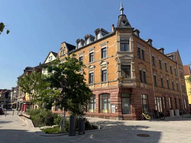 Neue renovierte stillvolle 2 Zimmer Wohnung mit Balkon - Zentral gelegen